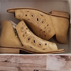 BNIB Beast brand women's peep toe bootie size 8.5